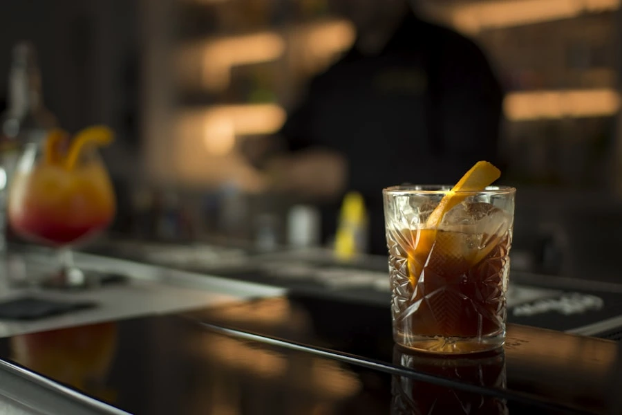 Coctel de la casa en la barra