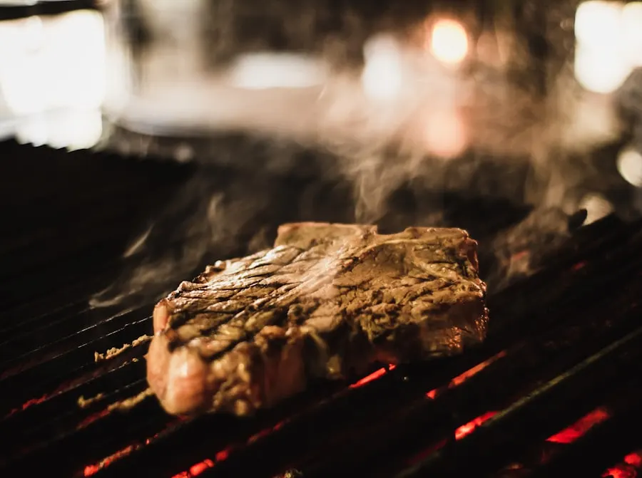 Corte a la parrilla sobre fuego de carbón