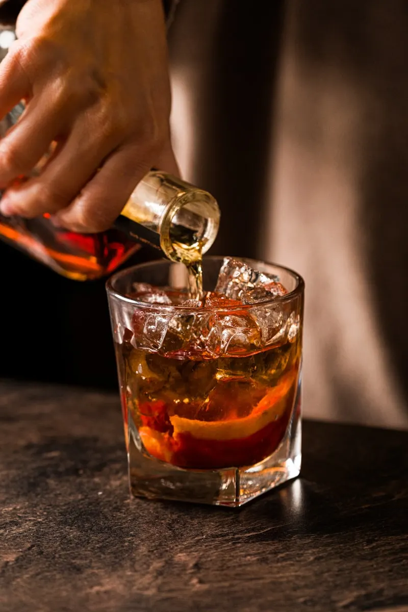 La barra: coctelería artesanal